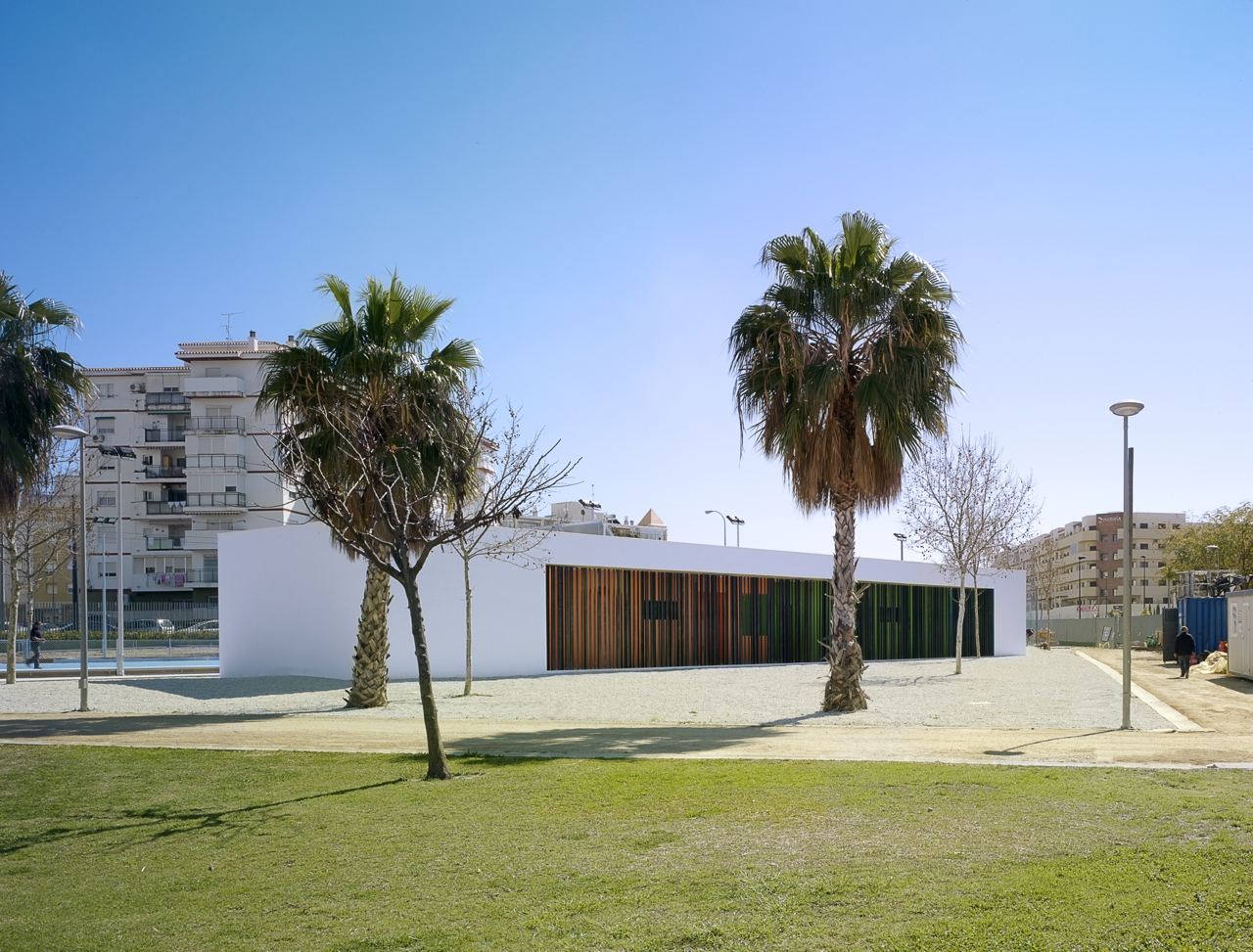 Rooms and sports facilities in a park / GANA Arquitectura, © Jesús Granada