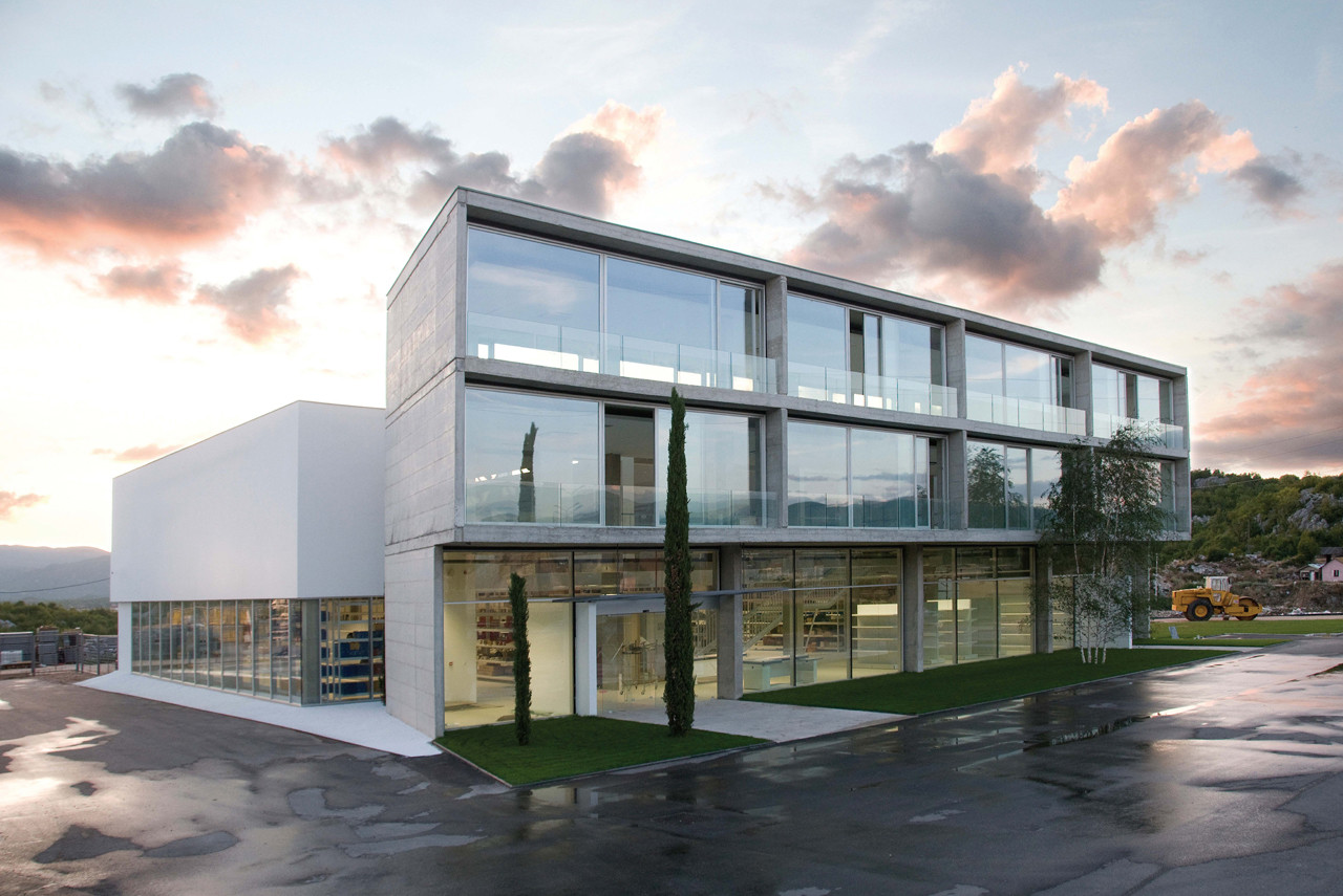 Neckom Offices and Showroom / re:a.c.t