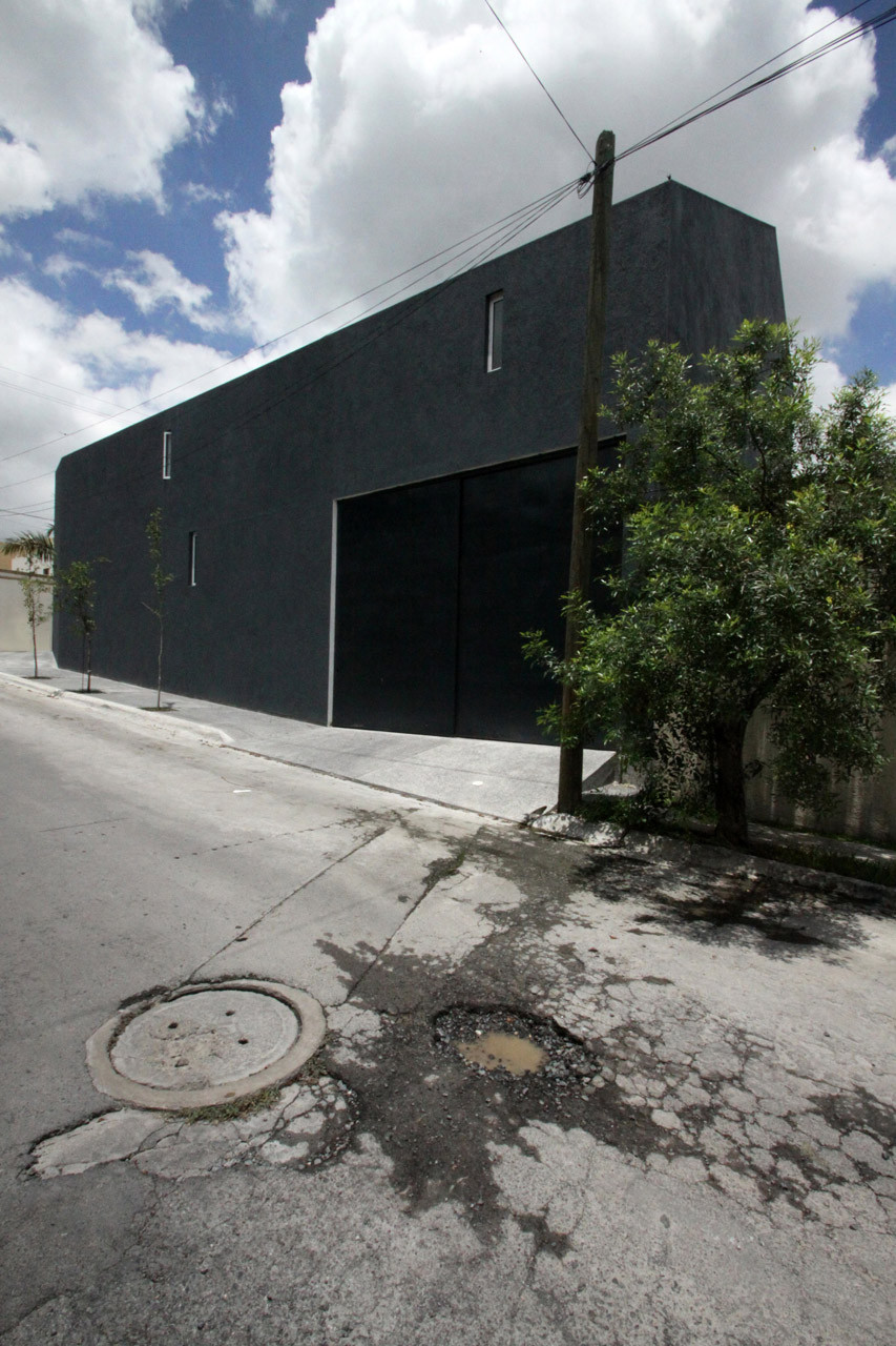 Casa De Uno / Dear Architects