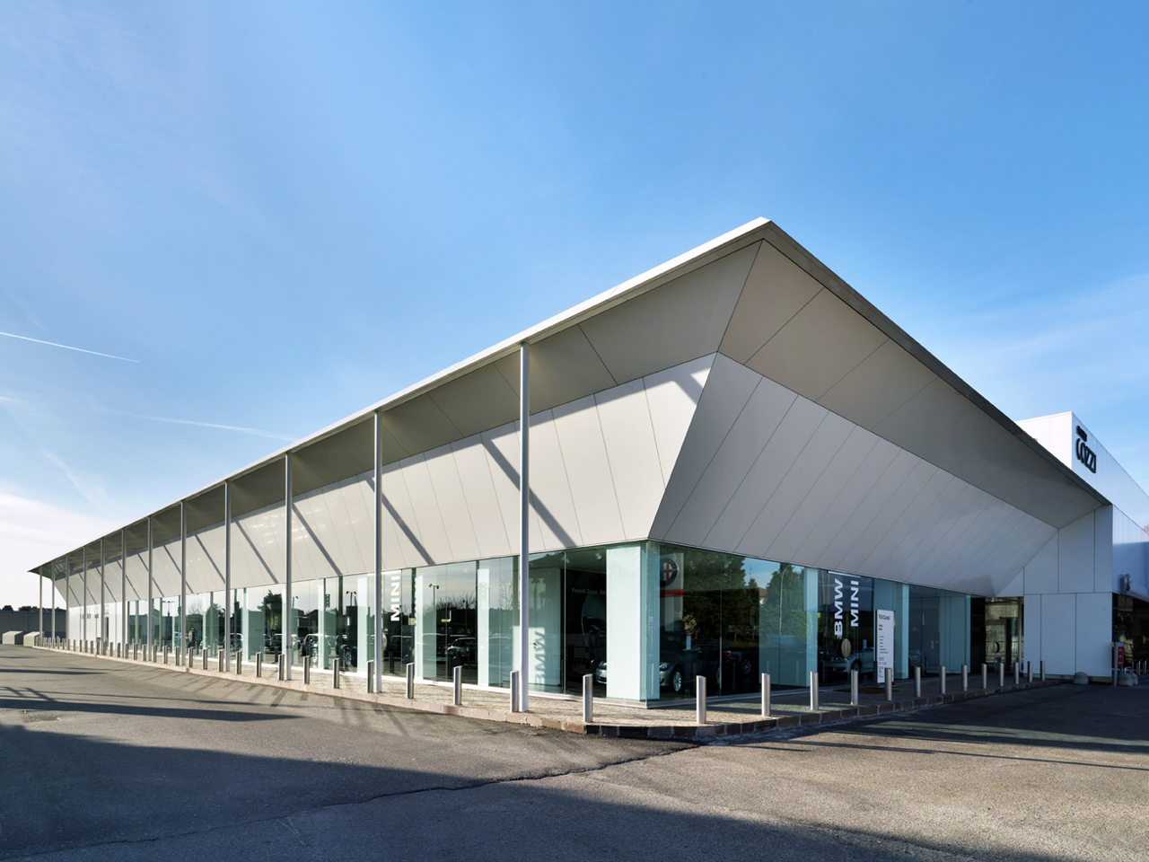Commercial Building Fratelli Cozzi Auto / Buratti+Battiston Architects, Courtesy of Buratti+Battiston Architects