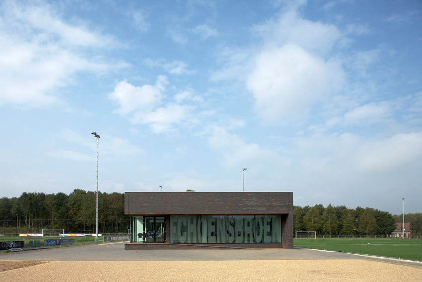 Clubhouse in Hoensbroek / MoederscheimMoonen Architects