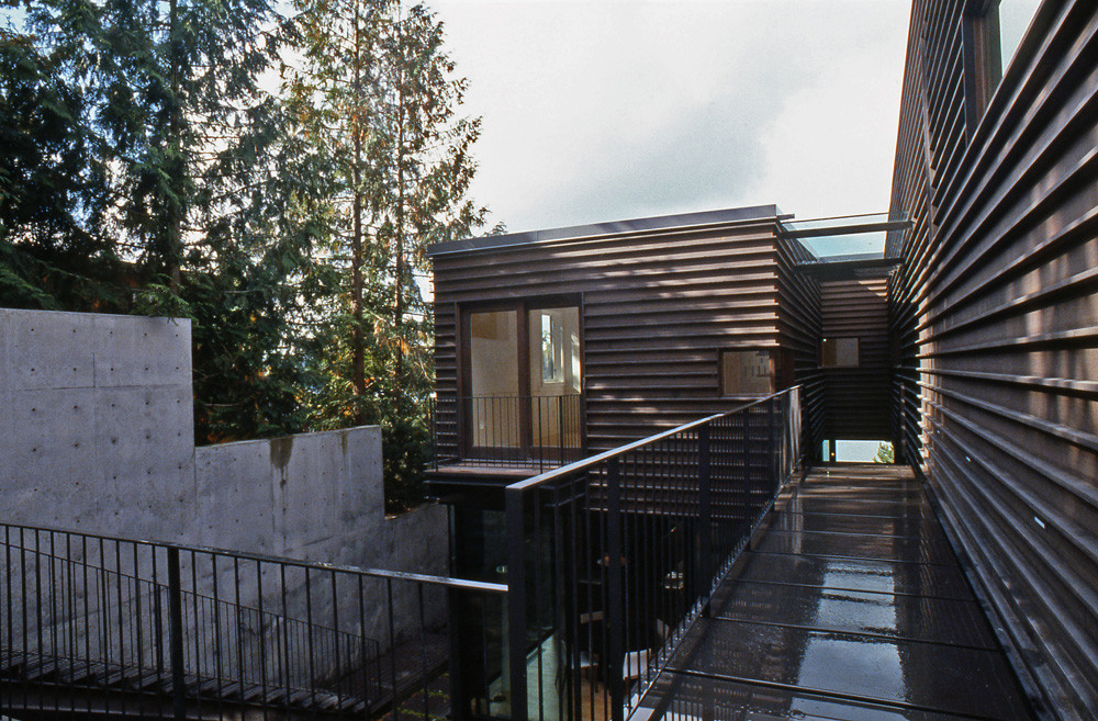 Courtyard House on a Steep Site / Hutchison & Maul Architecture, © Eduardo Calderon
