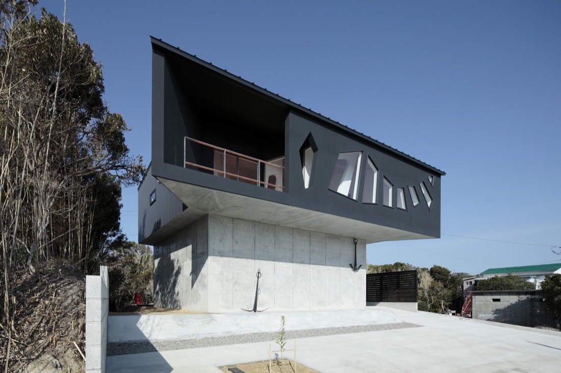 A House Awaiting Death / EASTERN Design Office, © Koichi Torimrua
