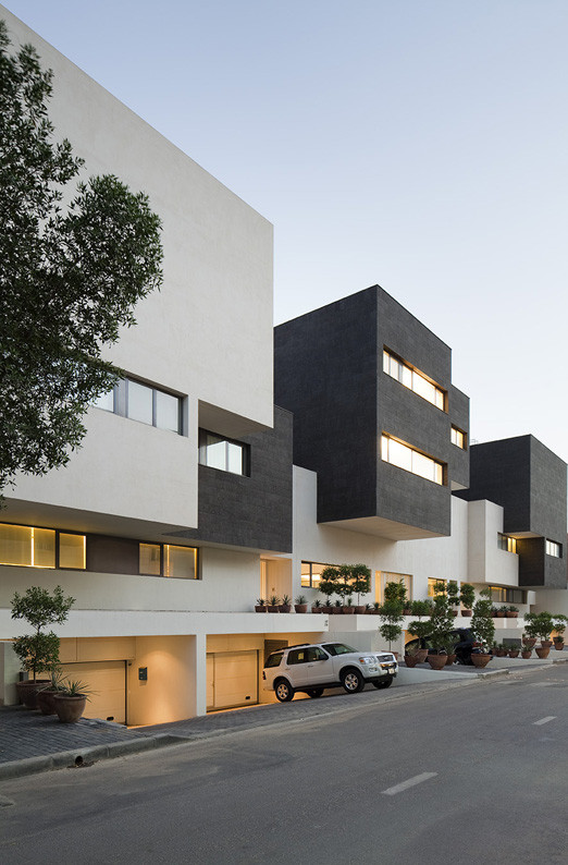 Black & White House / AGi Architects, © Nelson Garrido