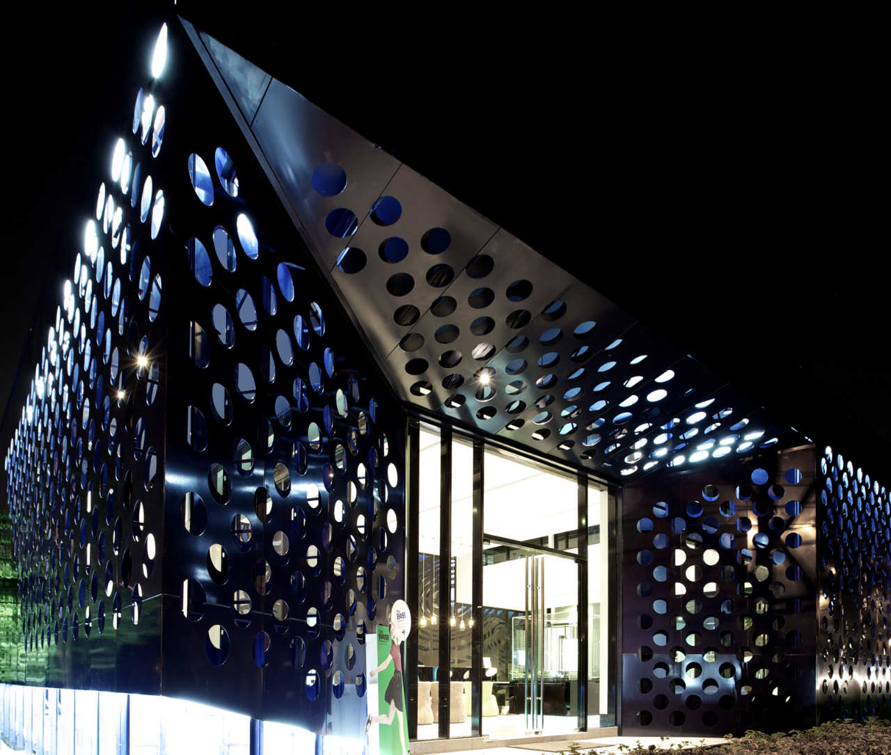 The Base Sales Gallery / Supermachine Studio, © Pitupong Chaowakul