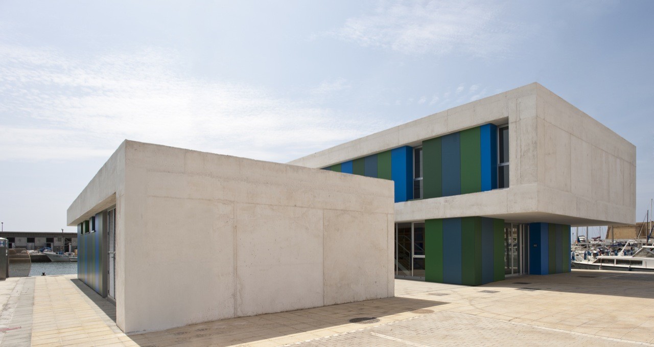 Office and Service Building / Donaire Arquitectos, © Fernanado Alda