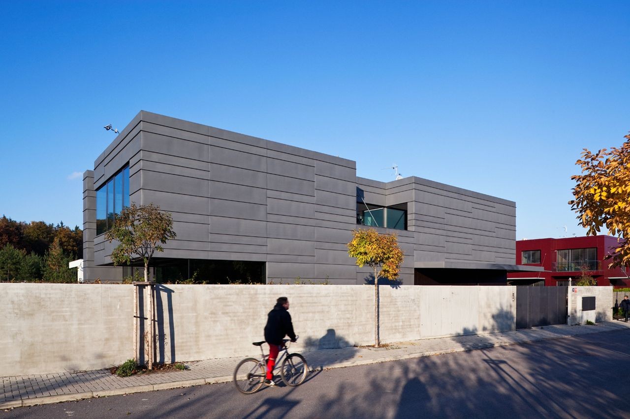 Family House In Kunratice / Aulík Fišer Architects, © Andrea Thiel Lhotáková