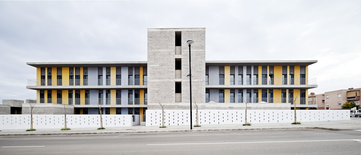 Social Housing Apartments / VORA Arquitectura, © Adrià Goula