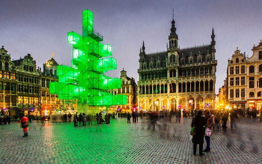 Escultura arquitectónica como una reinterpretación del clásico árbol de Navidad, © vía hungeree