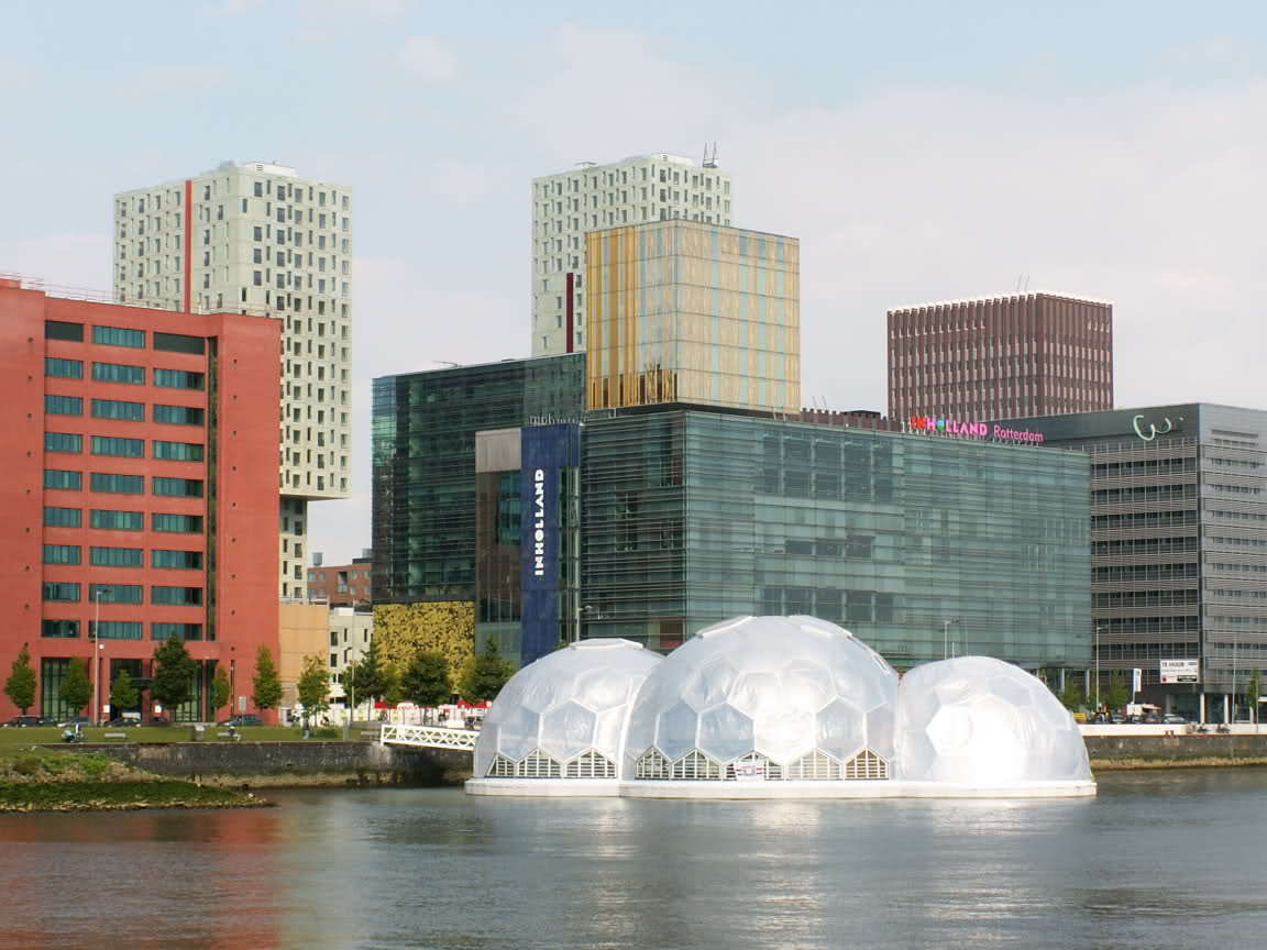 Pabellón flotante auto-sustentable en Rijnhaven, Rotterdam , © Eric Offereins