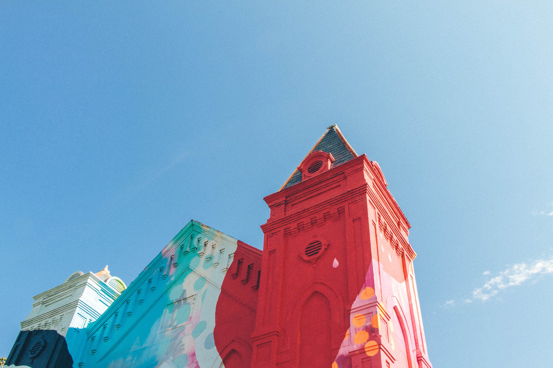 Un antigua iglesia completamente cubierta en Graffiti, © Hense