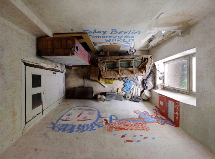Arte y Arquitectura: El fotógrafo Menno Aden captura pequeños espacios de vida con cámaras instaladas en sus techos, © Menno Aden