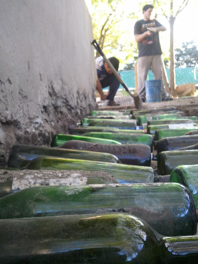 Proyecto "Hogar Dulce Hogar" construye y repara viviendas en base al reciclaje de botellas en Buenos Aires, Argentina, Cortesia de Hogar Dulce Hogar
