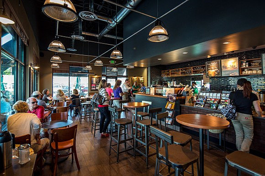 Starbucks entrevistó a cientos de consumidores de café antes de determinar que las mesas redondas serían la mejor solución para las personas. Imagen cortesía de Medium.com