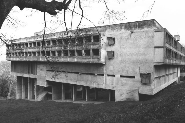 Clásicos de la Arquitectura: Convento de La Tourette / Le Corbusier, © Flickr elyullo (CC BY)