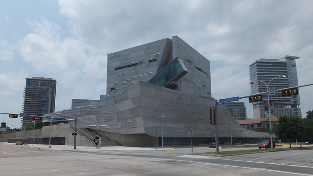 Una persona educada en la arquitectura contemporánea quizás encuentre goce en formas nuevas y desafiantes, pero inconscientemente estas no se adaptan a nuestra configuración psicológica. Museo Perot de las artes y las ciencias, diseñado por Tom Mayne, Dallas, Texas, EE.UU. Imagen via Aidan Wakely-Mulroney en Flickr. CC