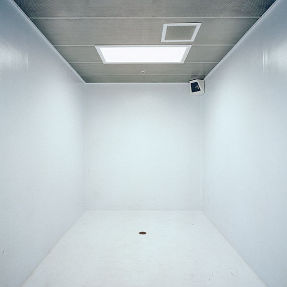 Una arquitectura sin ornamentos puede ser un castigo para la percepción humana. No es de extrañar el que: consciente o inconscientemente, se haya utilizado este tipo de arquitectura en instalaciones carcelarias a través de la historia. Sala de aislación, US Customs and Border Protection, San Ysidro, California. Del libro “Arquitectura de la autoridad” de Richard Ross