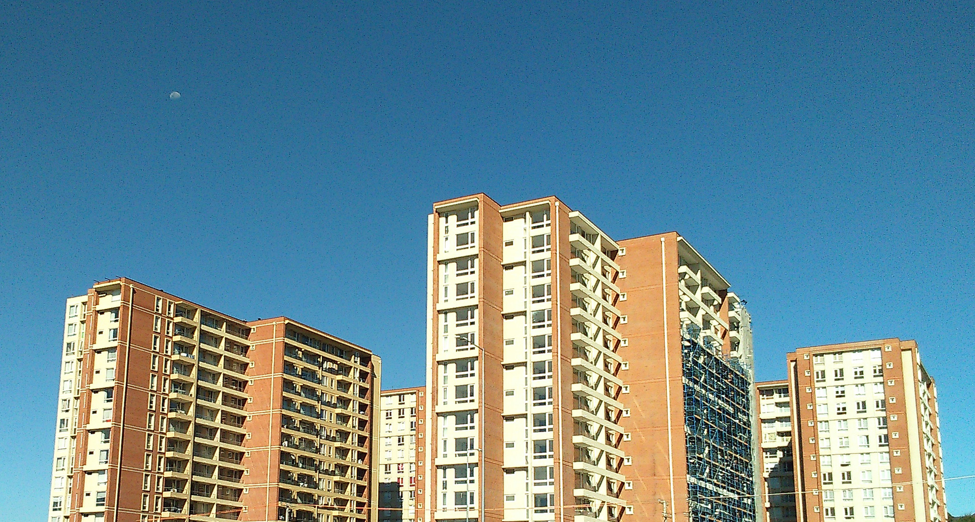 La arquitectura comercial, es decir, la que es decidida por la demanda del usuario, adquiere evolutivamente características que podemos asociar a las reglas cognitivas que aquí presentamos. En esta imagen podemos ver por ejemplo: regiones de contraste, bordes definidos, escalas relacionadas, patrones de textura y color. Edificio de departamentos, de estilo típico en arquitectura inmobiliaria chilena. Lomas de San Andrés, Concepción, Chile. Imagen © Francisco Contreras Chávez