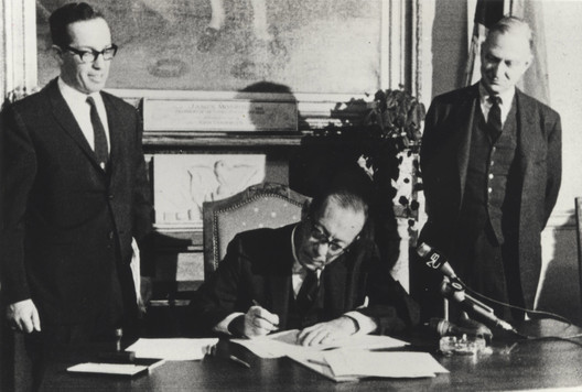Mayor Robert F. Wagner signing the landmarks law, 1965. Image © Margot Gayle, courtesy the New York Preservation Archive Project Mayor Robert F. Wagner signing the landmarks law, 1965. Image © Margot Gayle, courtesy the New York Preservation Archive Project