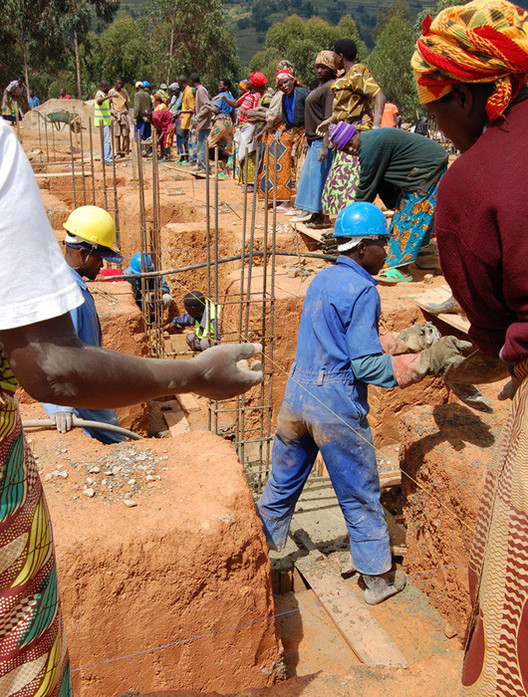 Locals help to construct Butaro Hospital. Image Courtesy of MASS design group
