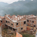 Novas casas em construção em Jintai após o terremoto de 2008. Imagem © Rural Urban Framework (RUF)