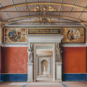 'Room of the Niobids II' (2011, acrylic on canvas, 71 x 99in / 180 x 252cm): depiction of the Neues Museum (Berlin) by David Chipperfield Architects & Julian Harrap. Image © Ben Johnson