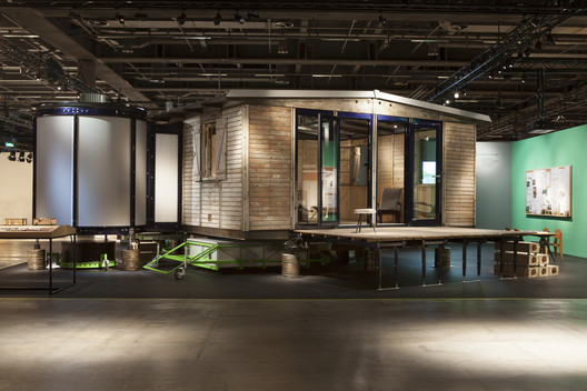 Prouvé's Demountable House after being updated and adapted by Rogers Stirk Harbour + Partners in 2015. Image Courtesy of Rogers Stirk Harbour + Partners