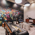 Every WeWork location has some local element; the headquarters has a mural featuring a timeline of New York musicians—from rock and roll to hip-hop—along a narrow corridor. Image © Lauren Kallen