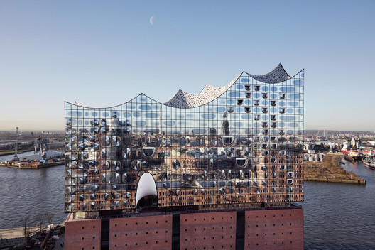 Glass façade of  Elbphilharmonie, Hamburg. Architects: Herzog & de Meuron. Image © Maxim Schulz