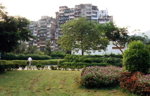 Kowloon Walled City in 1991. Image © <a href='https://commons.wikimedia.org/wiki/File:Kowloon_Walled_City_-_1991.jpg'>Roger Price via Wikimedia</a> licensed under <a href='https://creativecommons.org/licenses/by/2.0/deed.en'>CC BY 2.0</a>