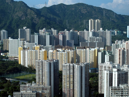 Wong Tai Sin Public Housing Estate. Image © <a href='https://commons.wikimedia.org/wiki/File:Wong_Tai_Sin_Public_Housing_Estate_2010.jpg'>Wikimedia user WiNG</a> licensed under <a href='https://creativecommons.org/licenses/by-sa/3.0/deed.en'>CC BY-SA 3.0</a>