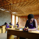 Escuela comunitaria primaria para niñas / Orkidstudio. Image © Peter Dibdin Escuela comunitaria primaria para niñas / Orkidstudio. Image © Peter Dibdin