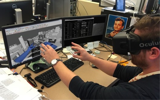 Casey Mahon of CarrierJohnson + CULTURE <a href='http://www.archdaily.com/783677/4-ways-virtual-and-augmented-reality-will-revolutionize-the-way-we-practice-architecture'>using a VR environment to design</a>. Image Courtesy of CarrierJohnson + CULTURE