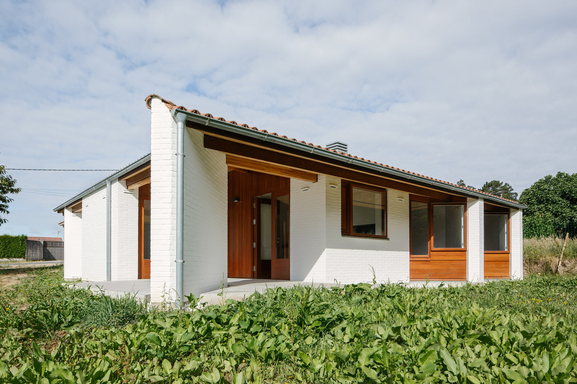 Gallery of Three-Gable Roof House / Arrokabe Arquitectos - 6