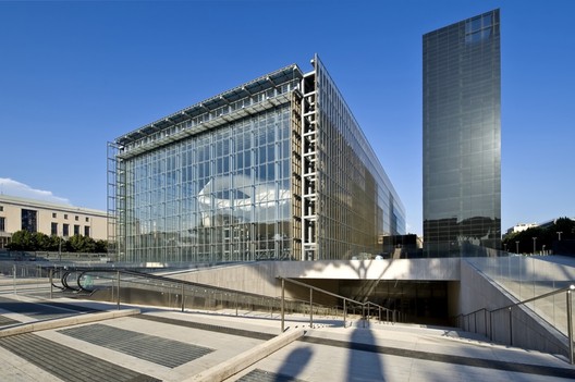 Main facade on Cristoforo Colombo Avenue. Image © Moreno Maggi