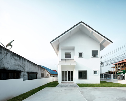 Catholic Priest House Chom Thong / Needs Natural Studio