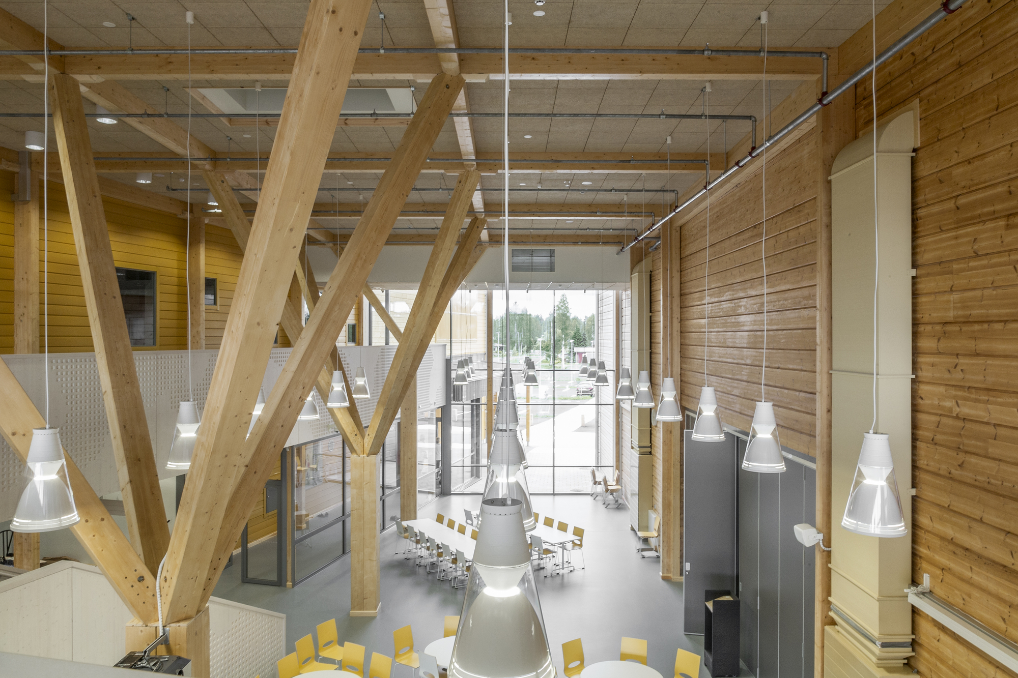 Galería de Un edificio de muros de troncos macizos y excepcionales