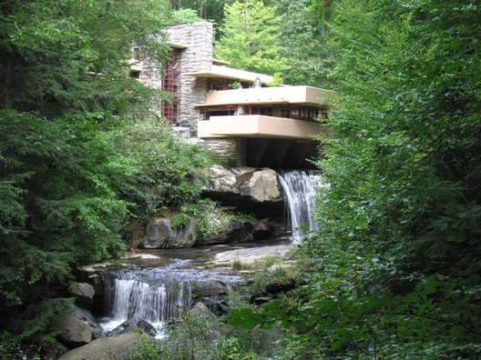 Fallingwater. Image © <a href='https://www.flickr.com/photos/pablosanchez/3145407730/'>Flickr user pablosanchez</a> licensed under <a href='https://creativecommons.org/licenses/by-sa/2.0/'>CC BY-SA 2.0</a>