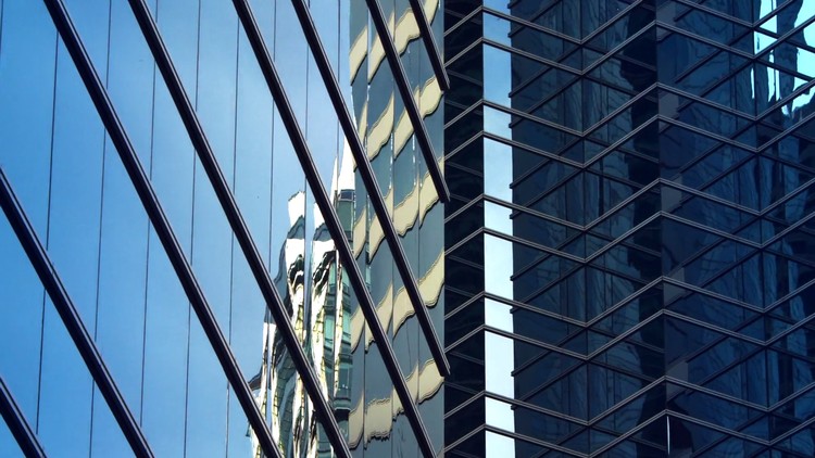 Vídeo explora os reflexos da cidade contemporânea em seus edifícios de vidro