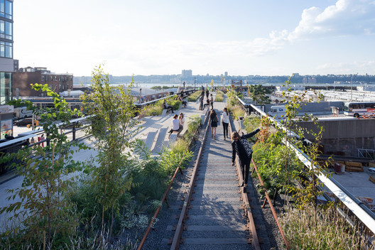 Imágenes del High Line. Diller, Scofidio + Renfro Architects + Piet Oudolf, 2009-14.. Image © Iwan Baan Imágenes del High Line. Diller, Scofidio + Renfro Architects + Piet Oudolf, 2009-14.. Image © Iwan Baan
