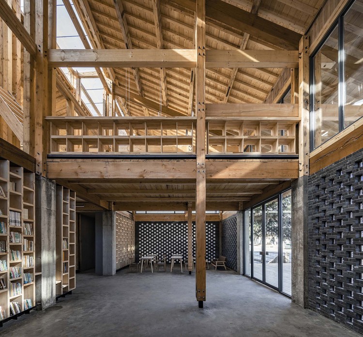Party and Public Service Center of Yuanheguan Village / LUO studio, foyer. Image © Weiqi Jin
