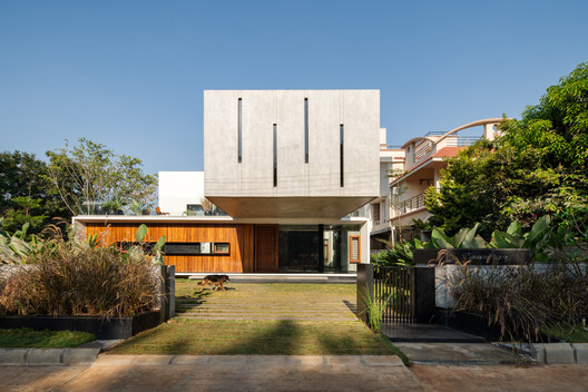 The Long House / Crest Architects