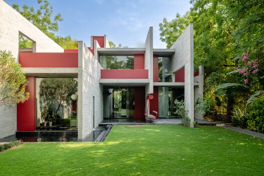 Trees Sliced Through Residence / Matharoo Associates