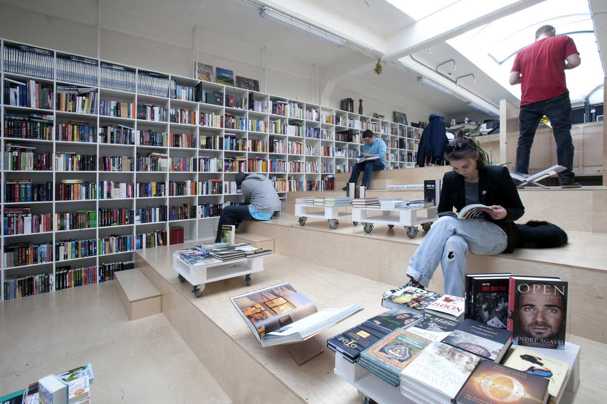 Livraria e Café / Plural + Totalstudio - Imagem 11 de 19
