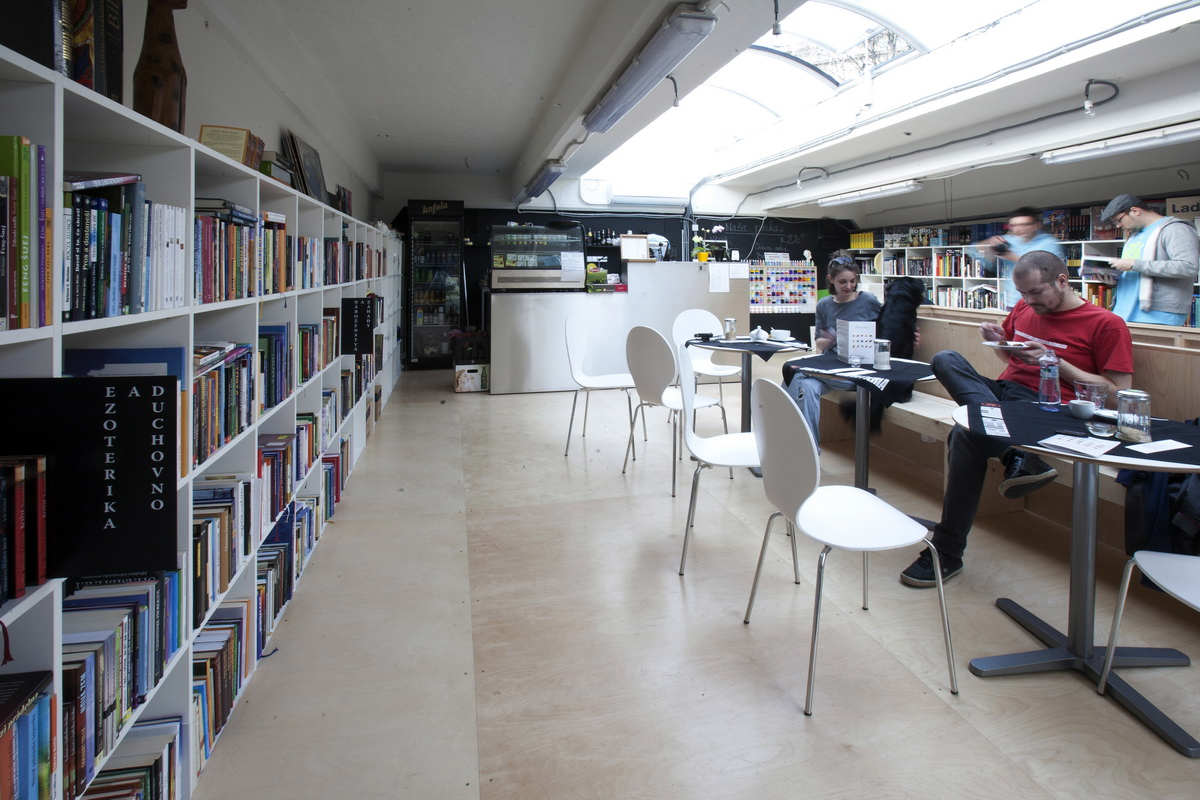 Livraria e Café / Plural + Totalstudio - Imagem 12 de 19