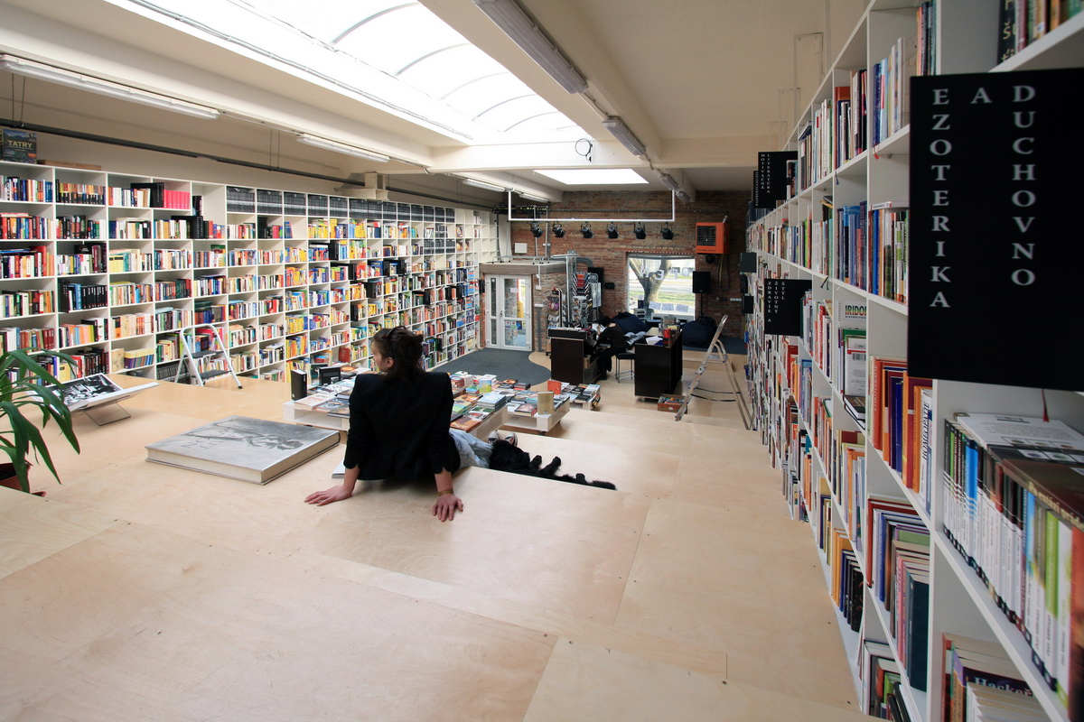 Livraria e Café / Plural + Totalstudio - Imagem 13 de 19