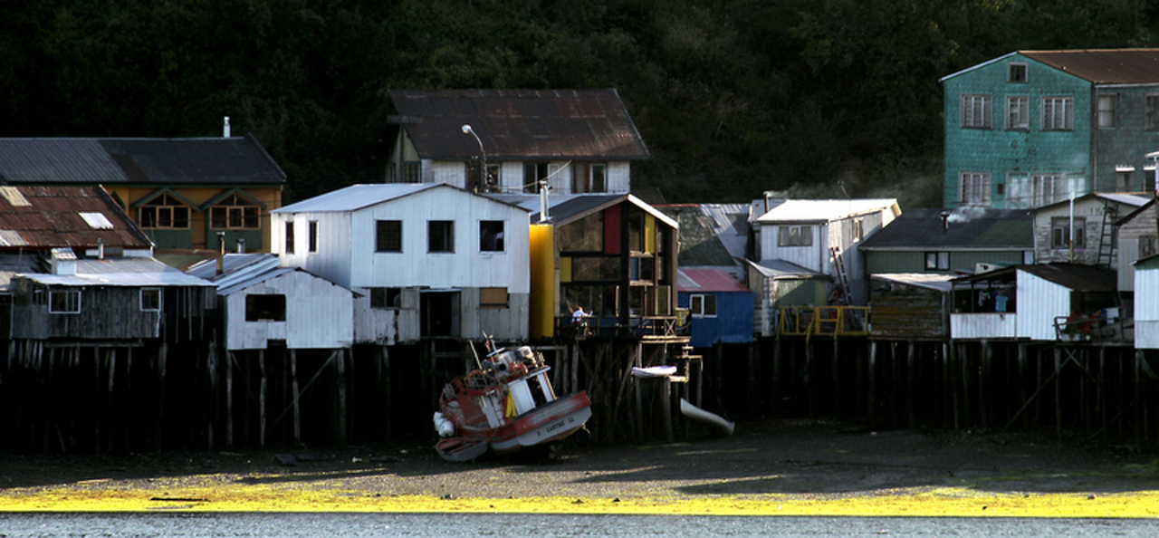 Hostal Palafito Sur, em Chiloé / Eugenio Ortúzar + Tania Gebauer - Imagem 1 de 22