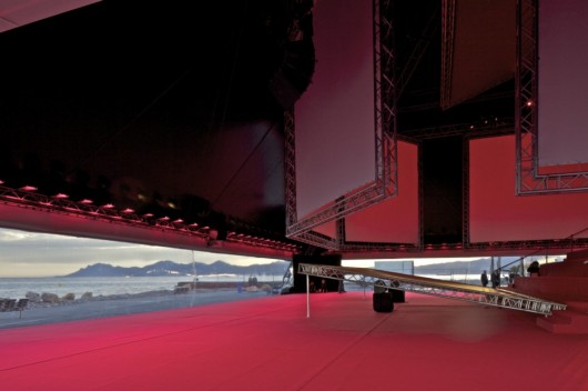 Curta-metragem de Kanye West estreia em pavilhão temporário projetado por OMA para Cannes (4)