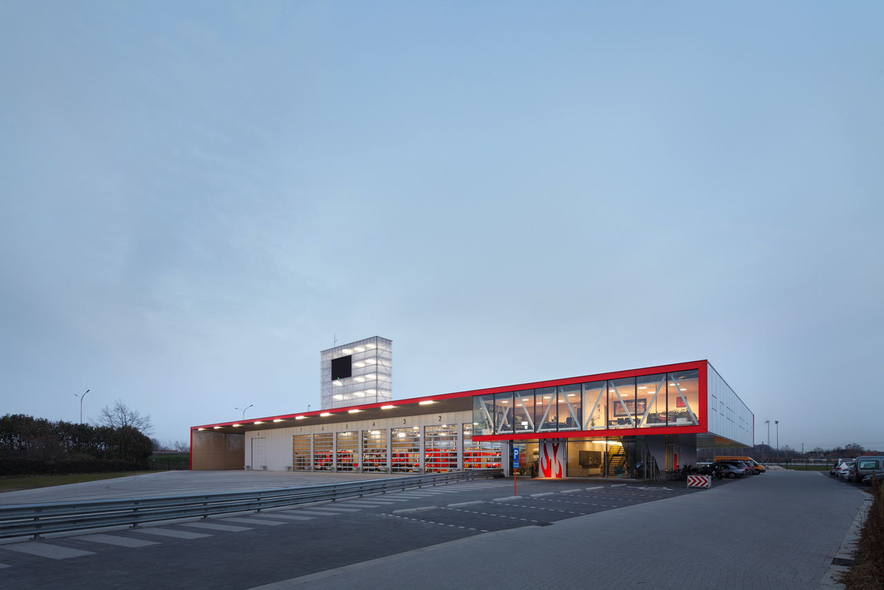Posto de Bombeiros em Puurs / Compagnie O Architects, © Stijn Bollaert