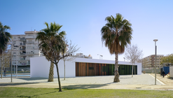 Rooms and sports facilities in a park / GANA Arquitectura